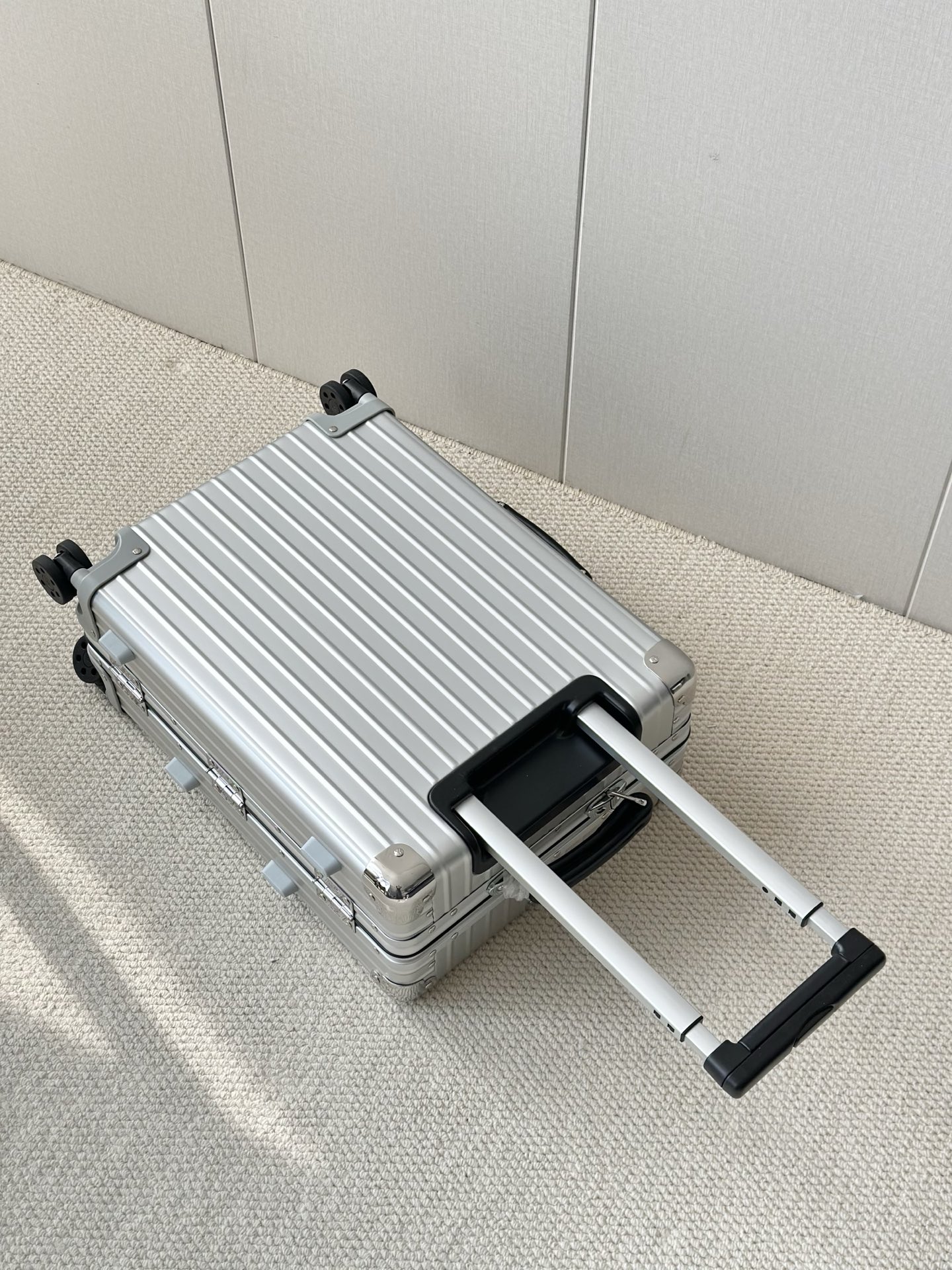Bagsaaa R1m0wa Classic Cabin aluminum carry-on suitcase silver - 55cm