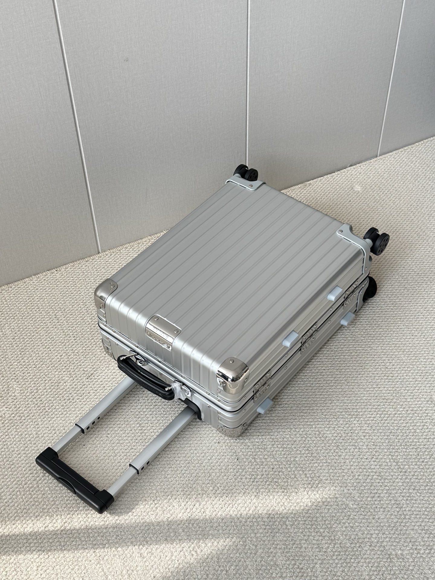 Bagsaaa R1m0wa Classic Cabin aluminum carry-on suitcase silver - 55cm