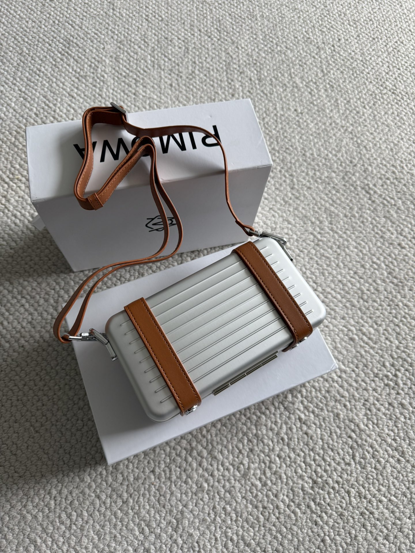 Bagsaaa R1m0wa Personal Aluminum Cross-Body Bag in silver