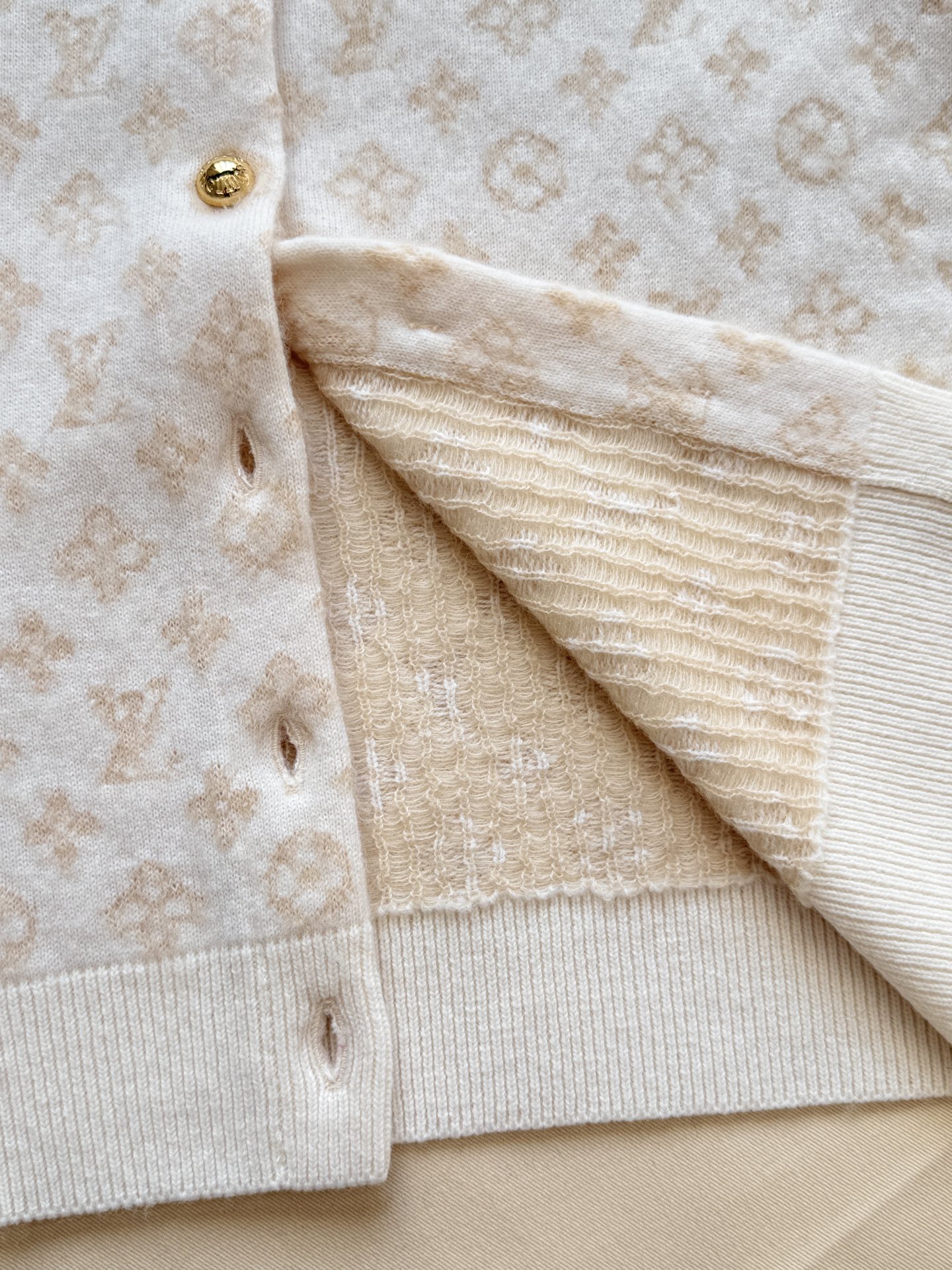Bagsaaa L0vis Vvtt0n Monogram Brushed Knit Cardigan beige