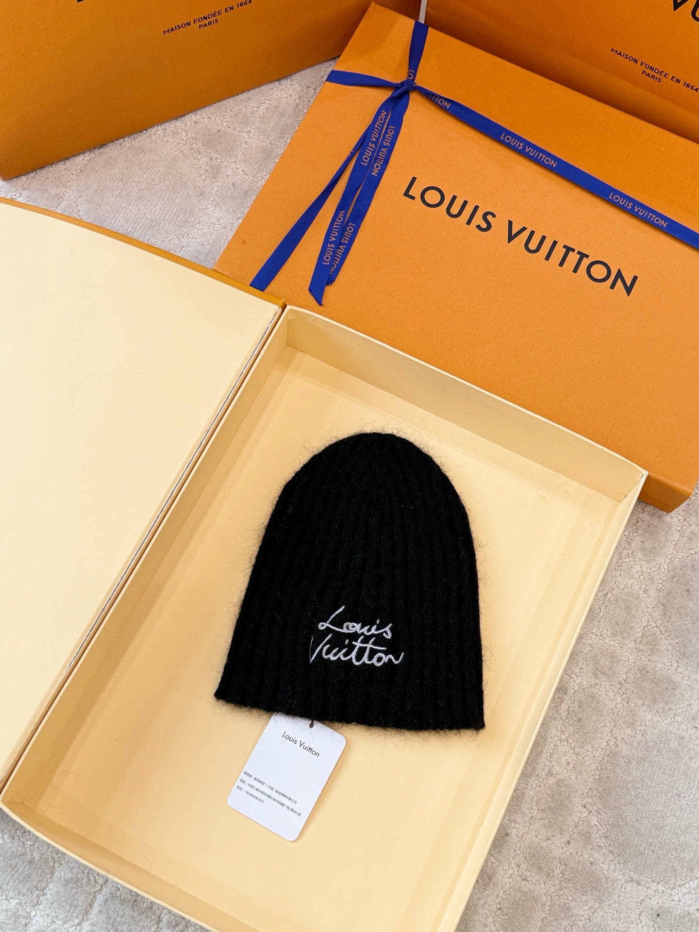 Bagsaaa L0vis Vvtt0n LV Script Beanie in black