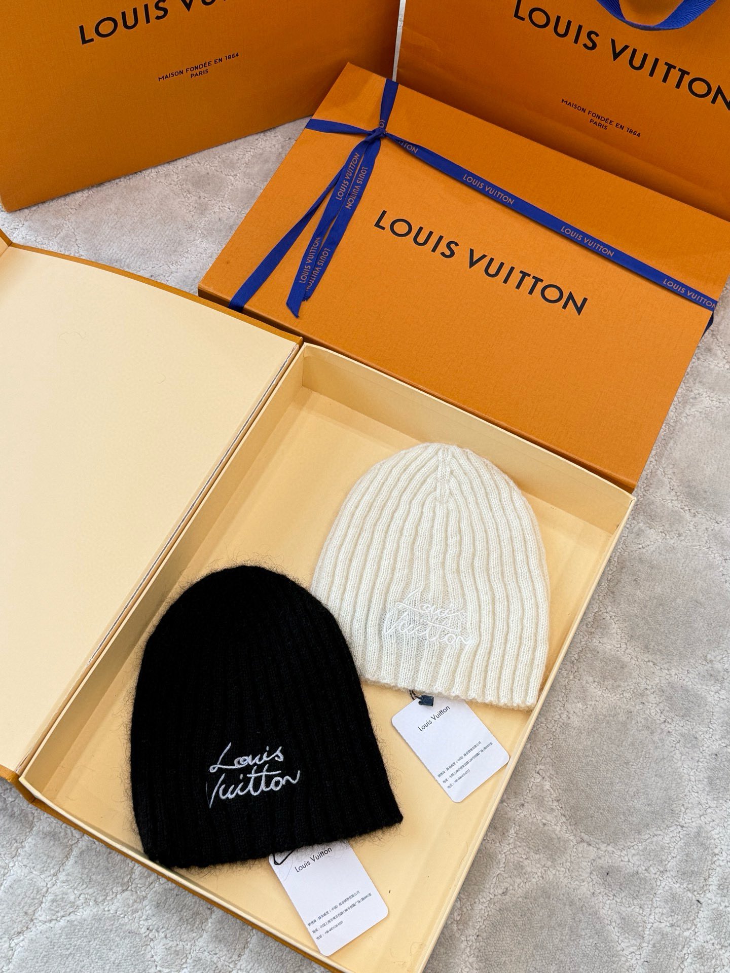 Bagsaaa L0vis Vvtt0n LV Script Beanie in black