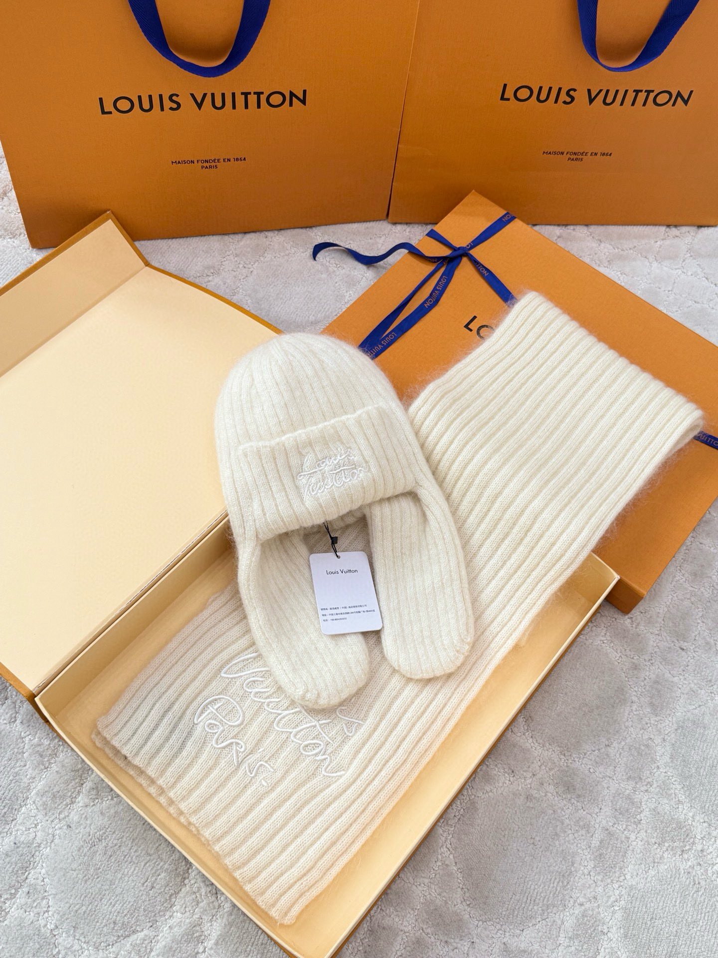 Bagsaaa L0vis Vvtt0n LV Headline Beanie in the Blanc color
