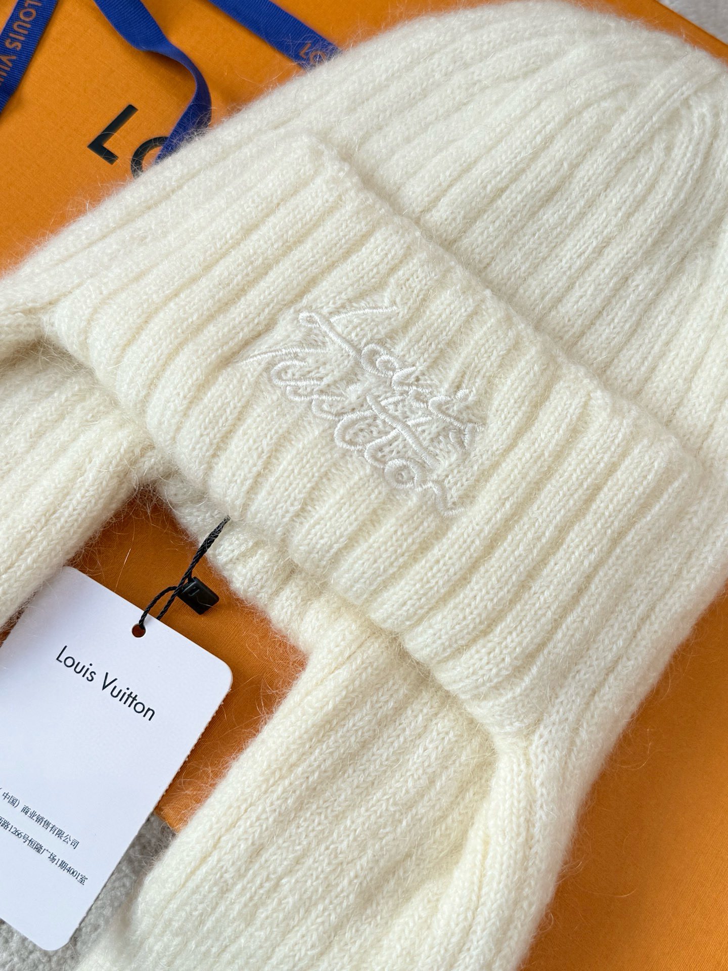 Bagsaaa L0vis Vvtt0n LV Headline Beanie in the Blanc color