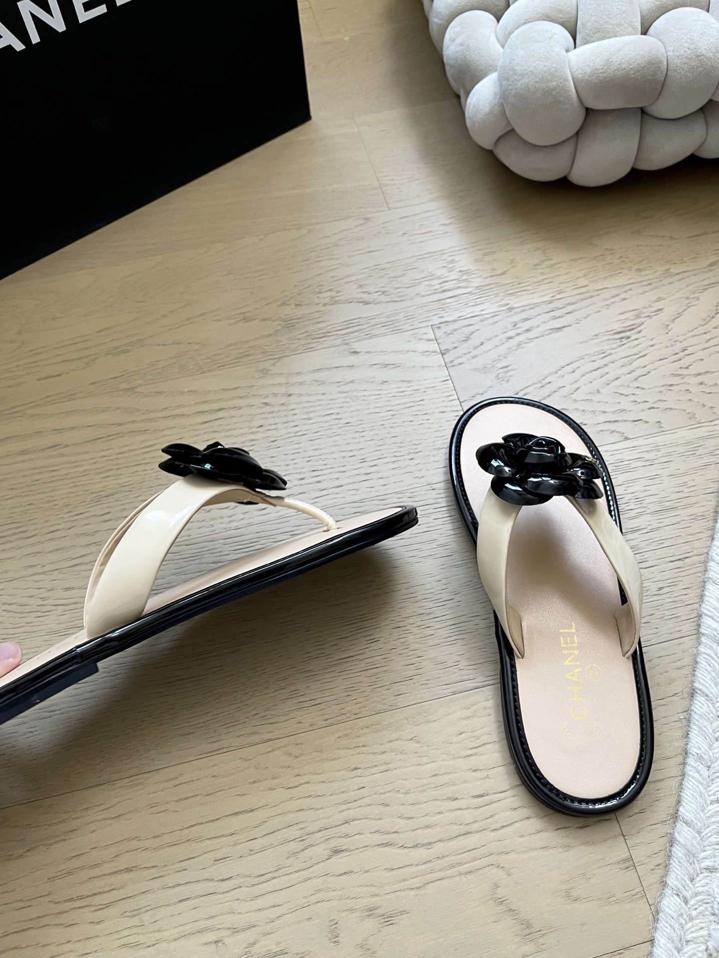 Bagsaaa Ch**el black and beige jelly Camellia thong flat sandals