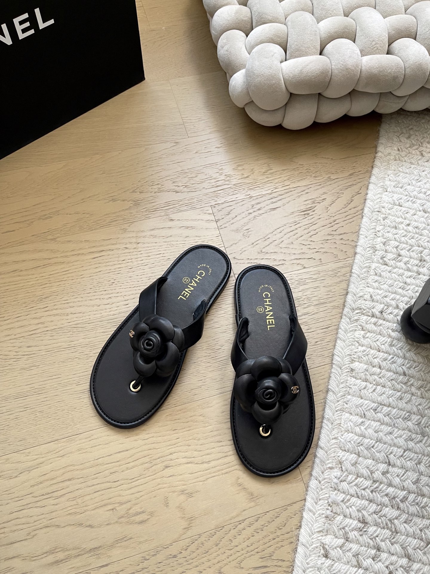 Bagsaaa Ch**el black jelly Camellia thong flat sandals