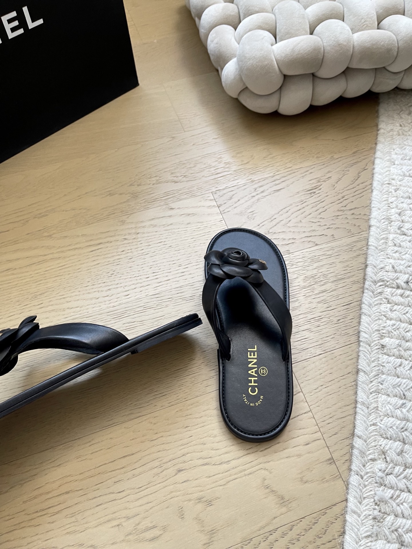 Bagsaaa Ch**el black jelly Camellia thong flat sandals