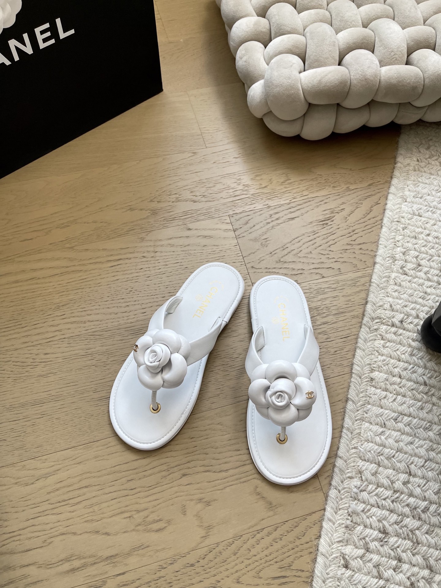 Bagsaaa Ch**el white jelly Camellia thong flat sandals