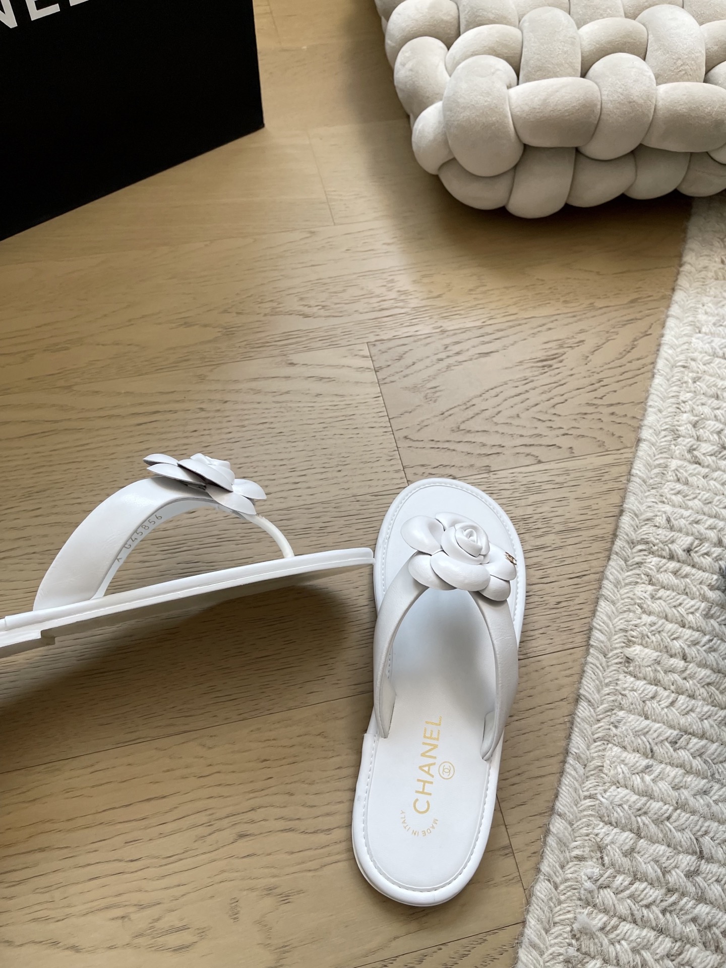 Bagsaaa Ch**el white jelly Camellia thong flat sandals