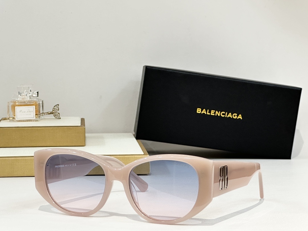 Bagsaaa Ba1en*iaga BB0455S oval sunglasses in a light pink