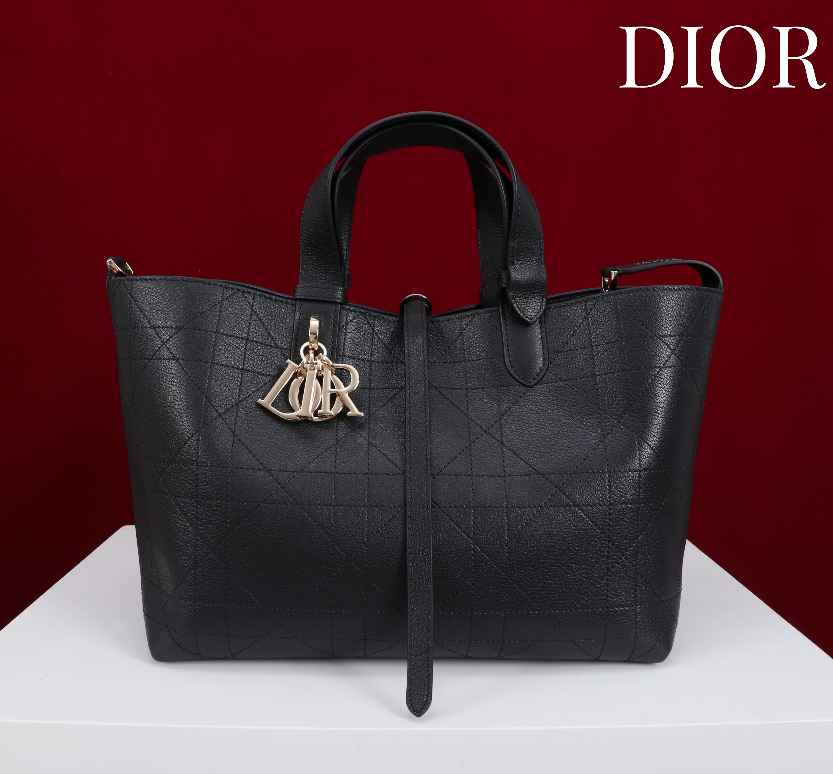 Bagsaaa Medium D10r Toujours Bag Black Flat Macrocannage Calfskin - 28.5cm
