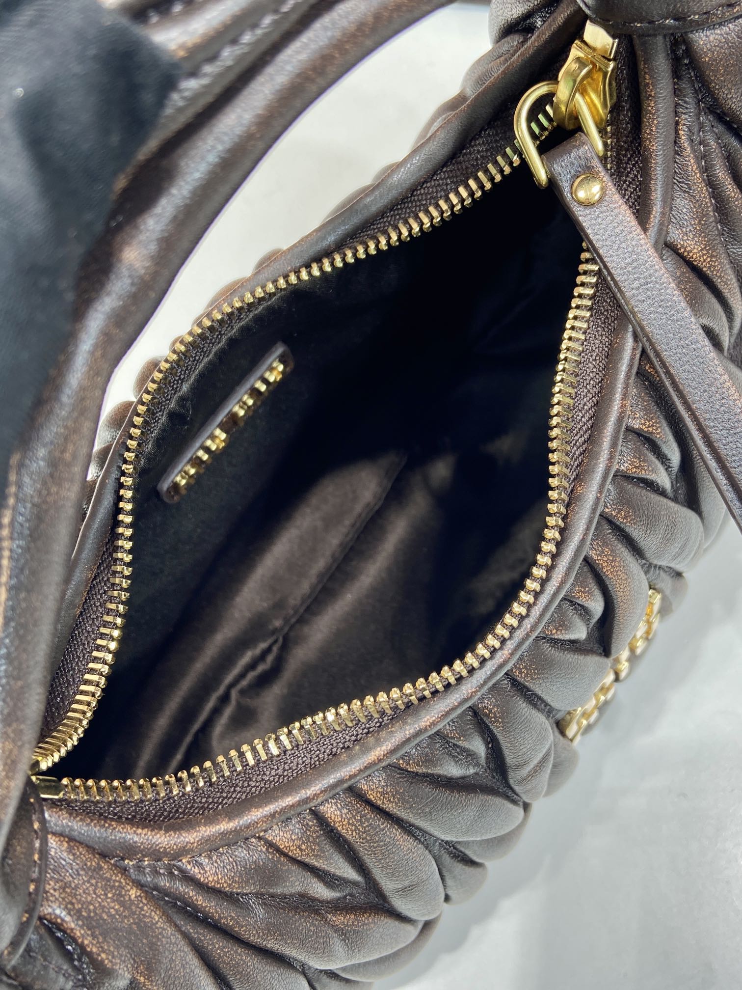 Bagsaaa Miu Miu Wander matelassé nappa leather hobo bag in dark brown - 20cm