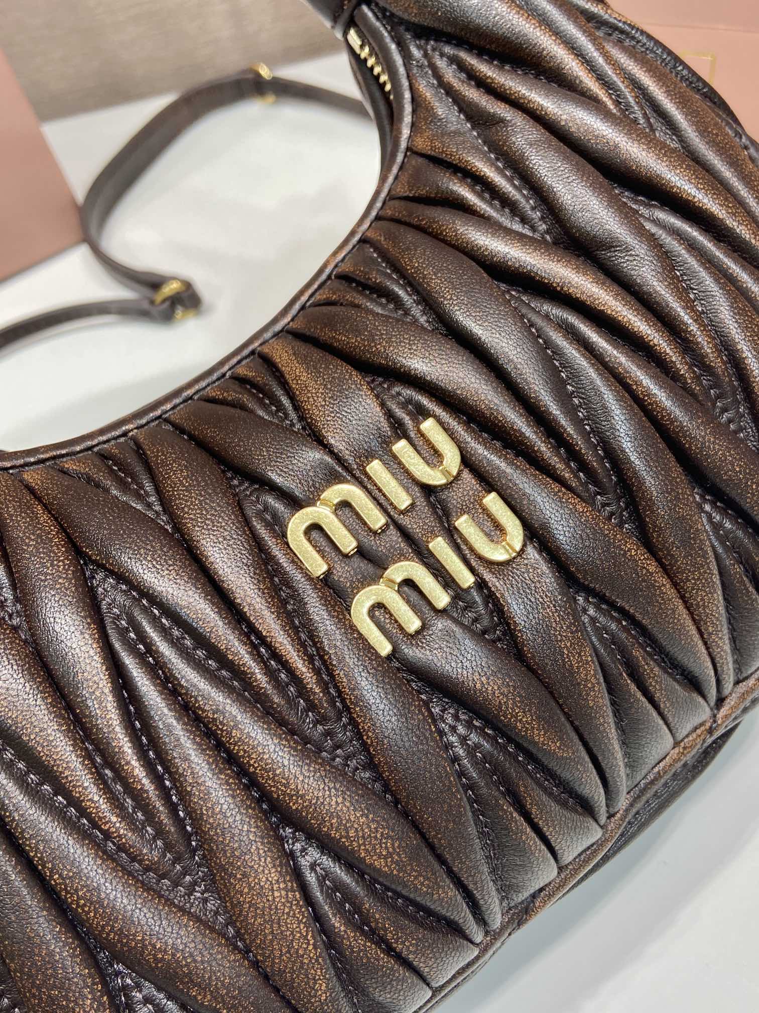 Bagsaaa Miu Miu Wander matelassé nappa leather hobo bag in dark brown - 20cm
