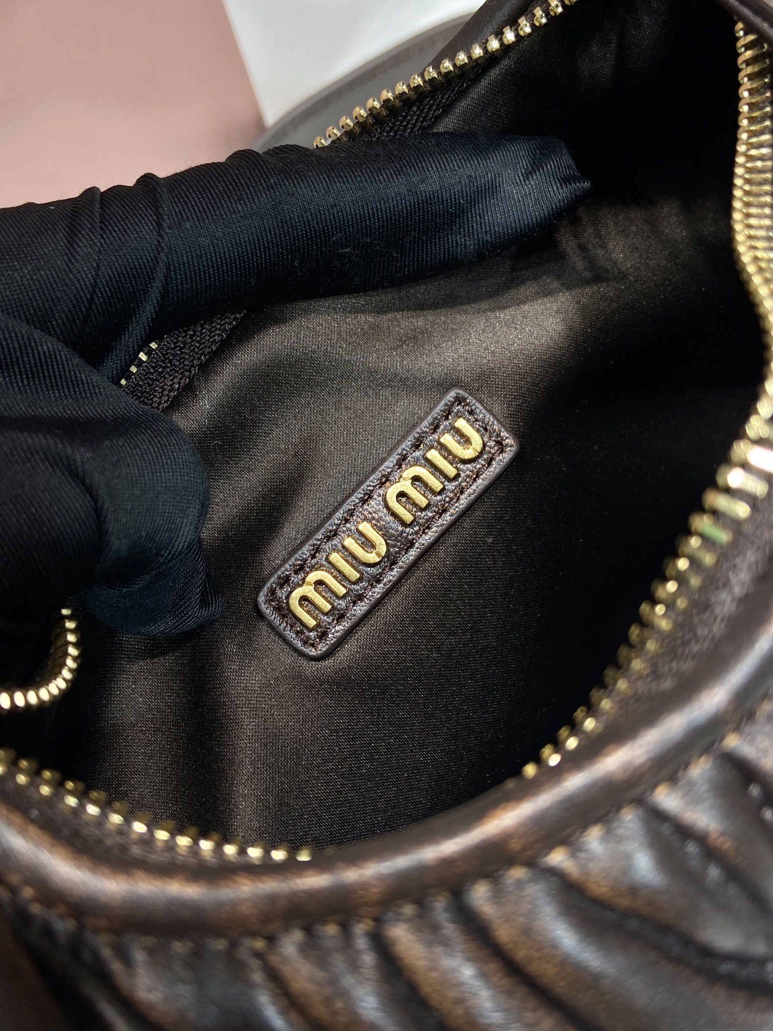Bagsaaa Miu Miu Wander matelassé nappa leather hobo bag in dark brown - 20cm