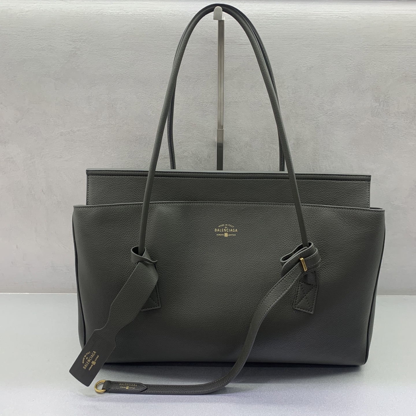 Bagsaaa Ba1en*iaga Carrie medium grained-leather tote bag in a grey/khaki color - 44cm
