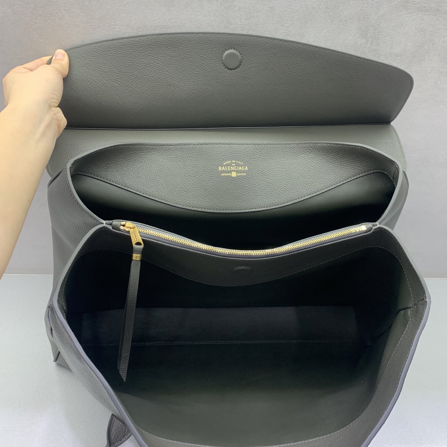 Bagsaaa Ba1en*iaga Carrie medium grained-leather tote bag in a grey/khaki color - 44cm