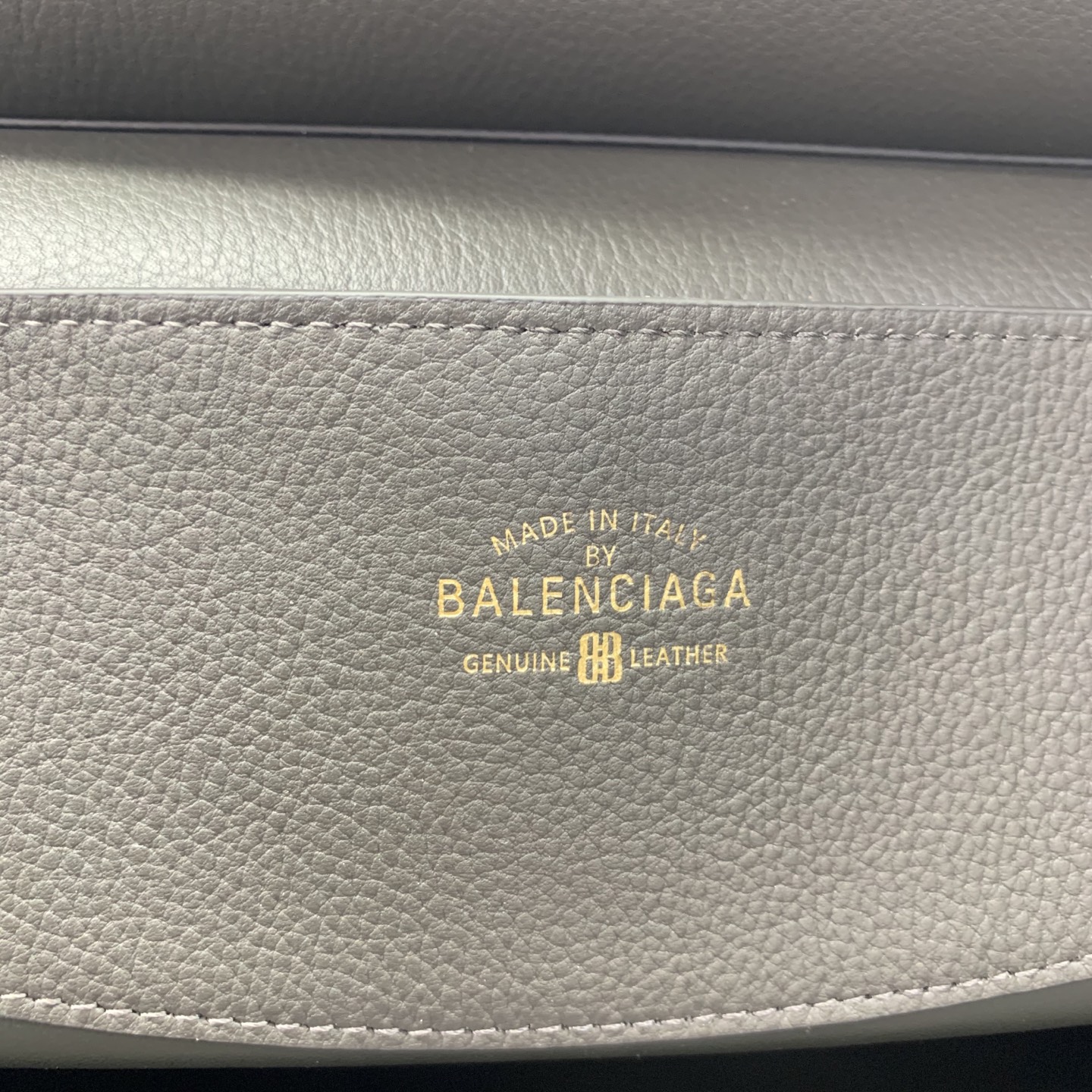 Bagsaaa Ba1en*iaga Carrie medium grained-leather tote bag in a grey/khaki color - 44cm