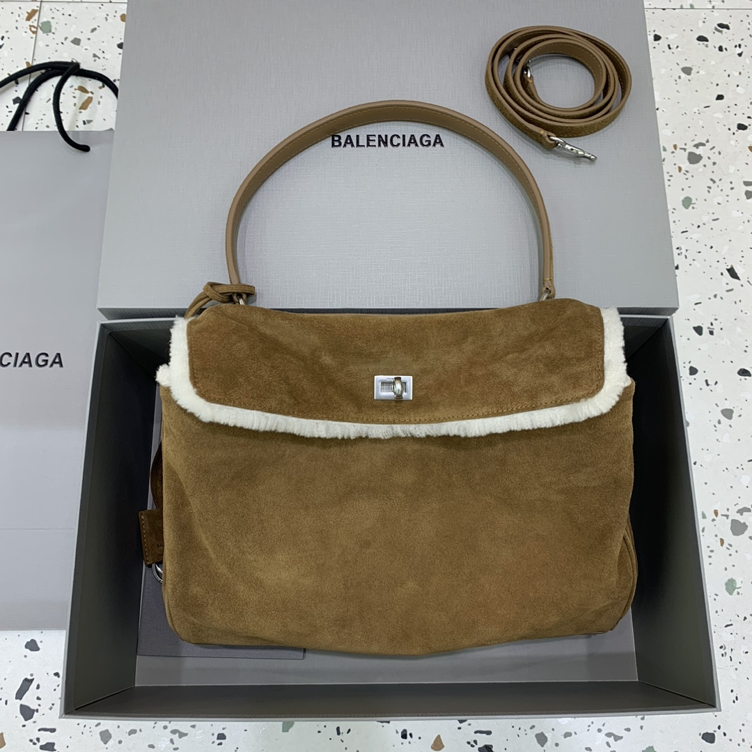Bagsaaa Ba1en*iaga Rodeo medium brown suede shoulder bag with a white shearling - 35cm