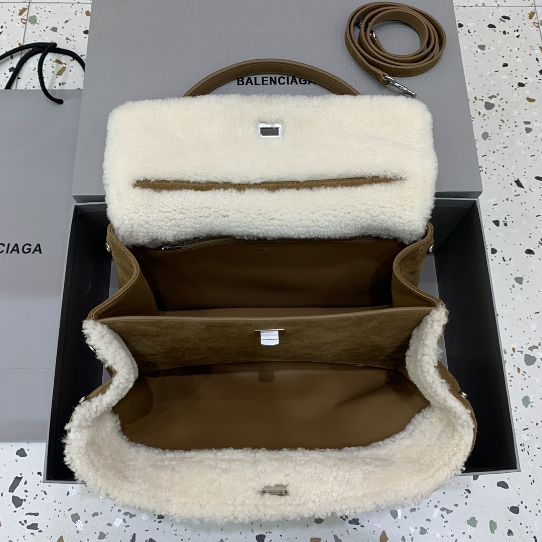 Bagsaaa Ba1en*iaga Rodeo medium brown suede shoulder bag with a white shearling - 35cm