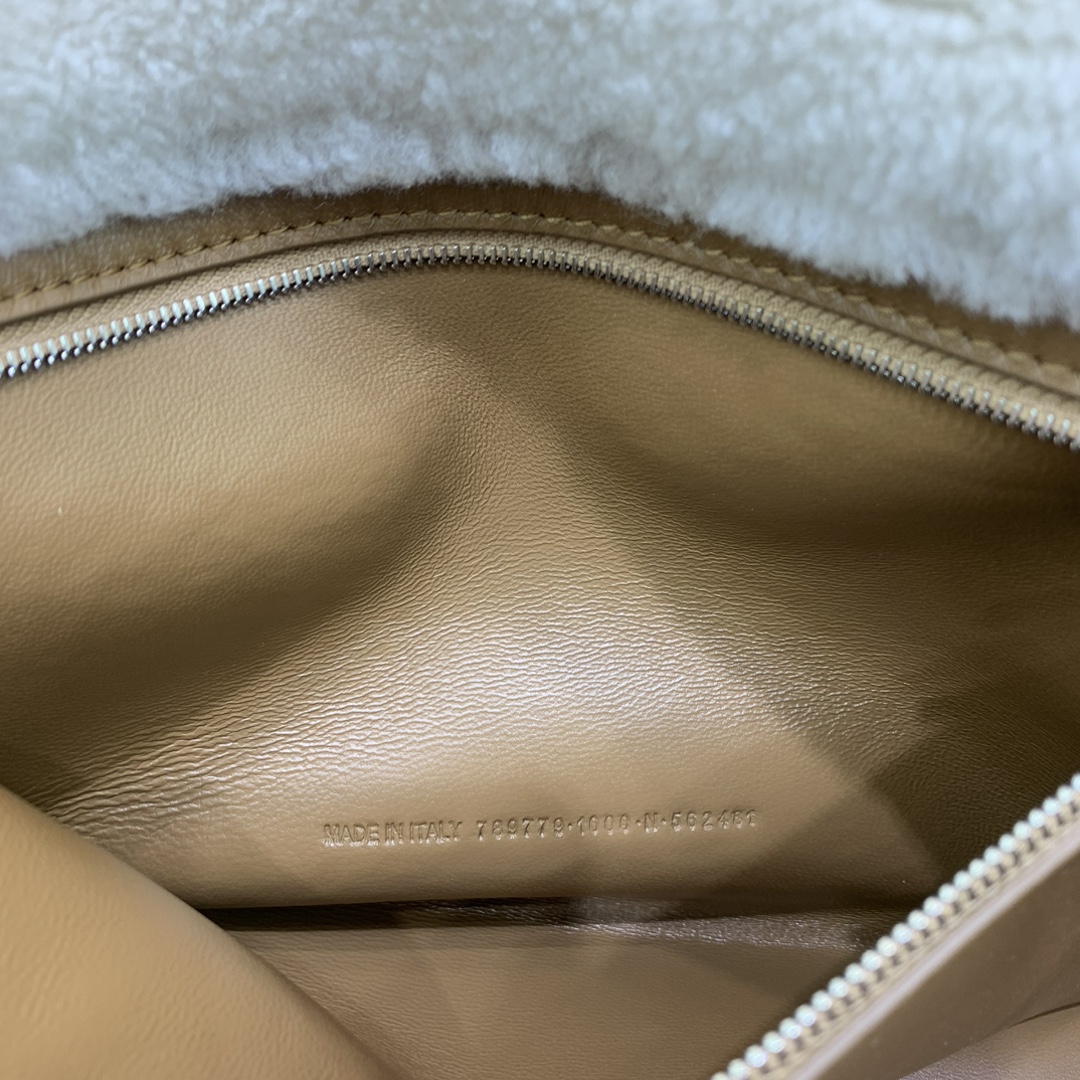 Bagsaaa Ba1en*iaga Rodeo medium brown suede shoulder bag with a white shearling - 35cm