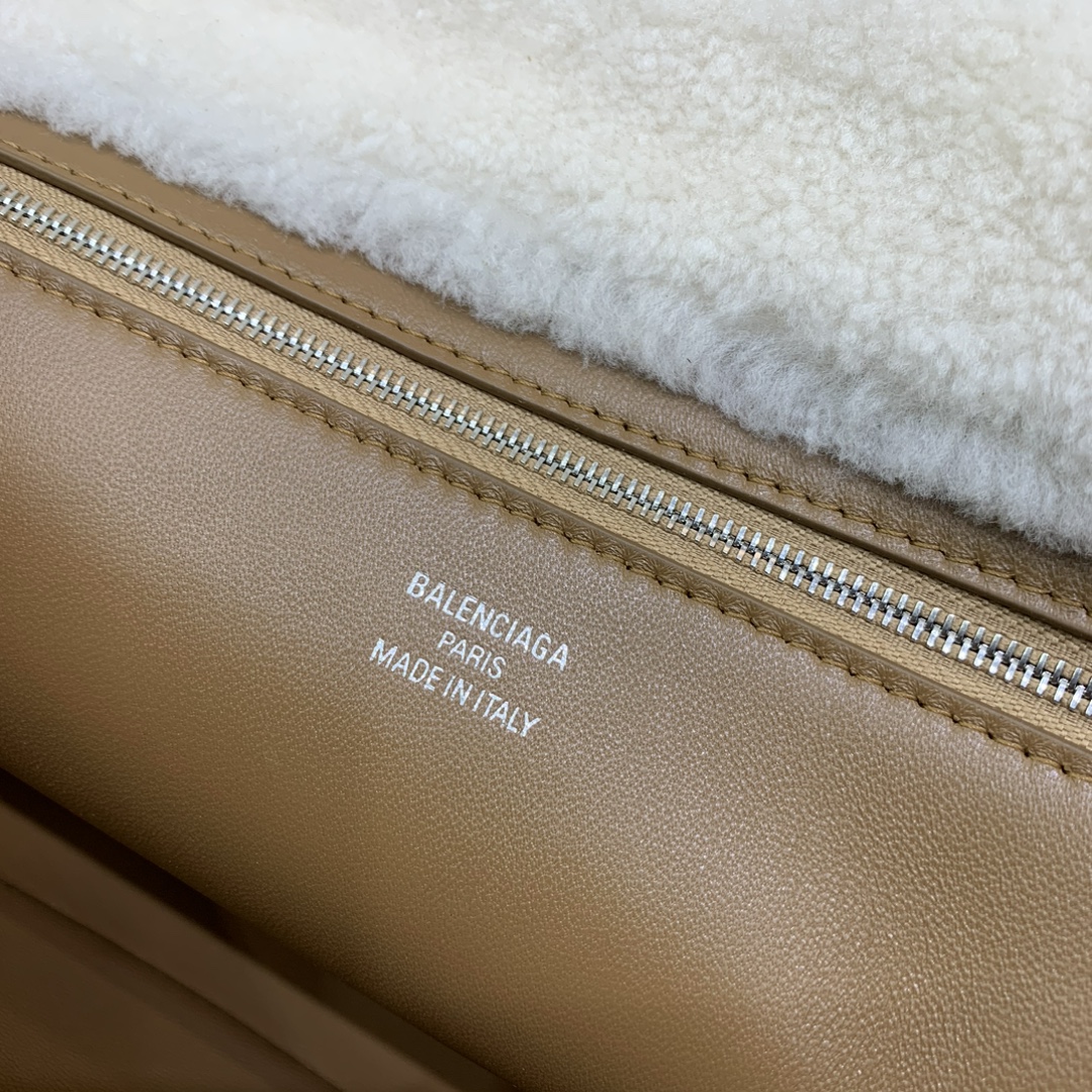 Bagsaaa Ba1en*iaga Rodeo medium brown suede shoulder bag with a white shearling - 35cm