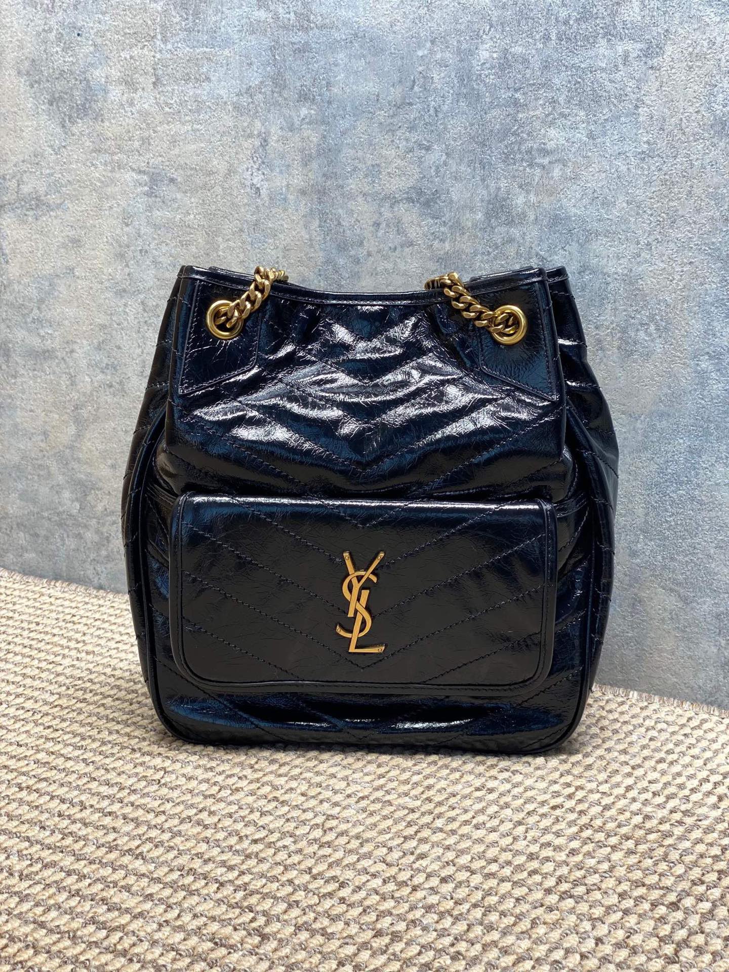 Bagsaaa Y51 Sa1nt Lau*nt Niki Small tote bag in black crinkled glossed-leather - 35cm