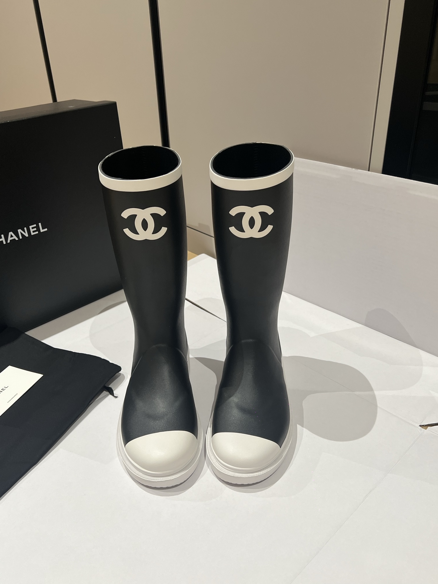Bagsaaa Ch**el black caoutchouc rubber rain boots with white cap toes