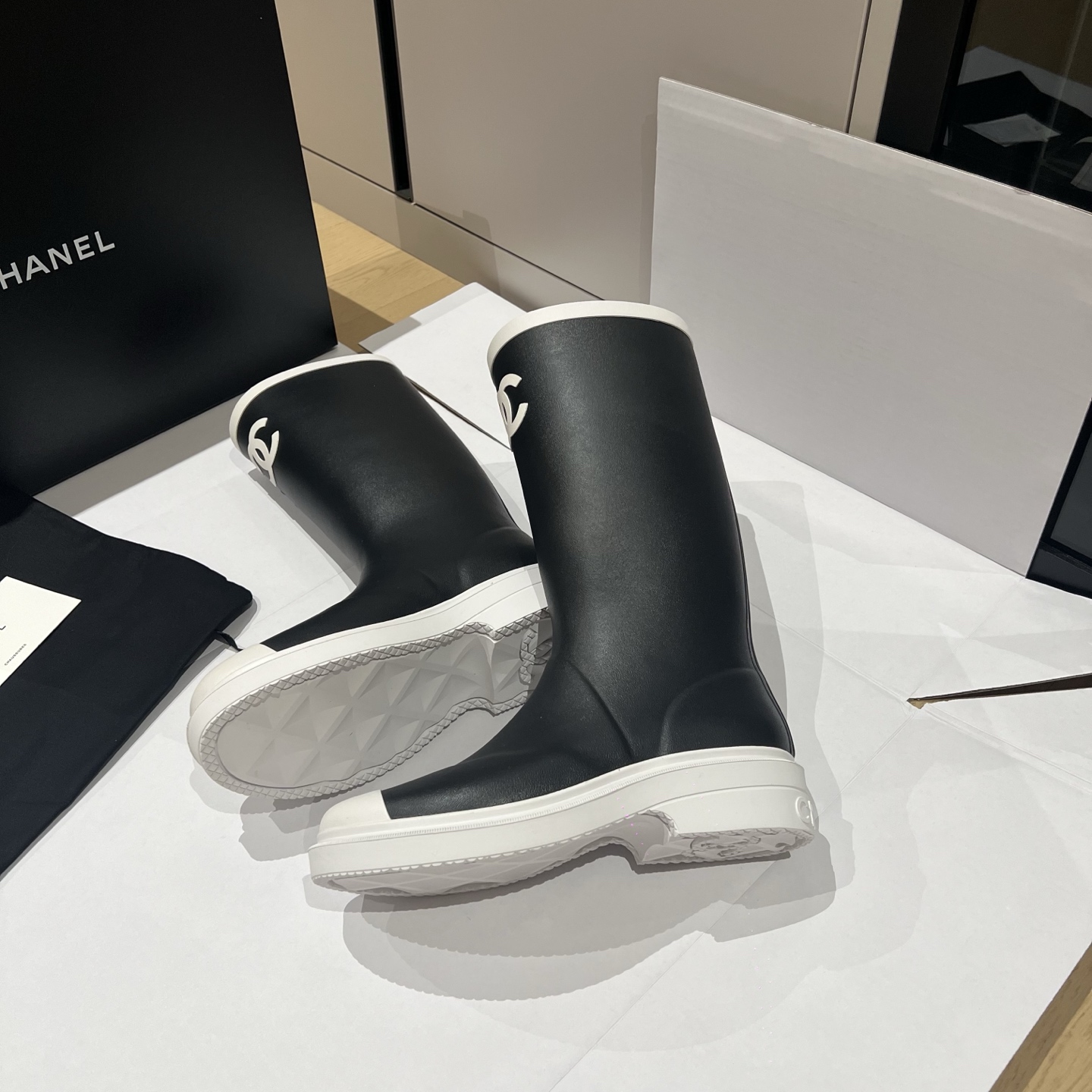 Bagsaaa Ch**el black caoutchouc rubber rain boots with white cap toes