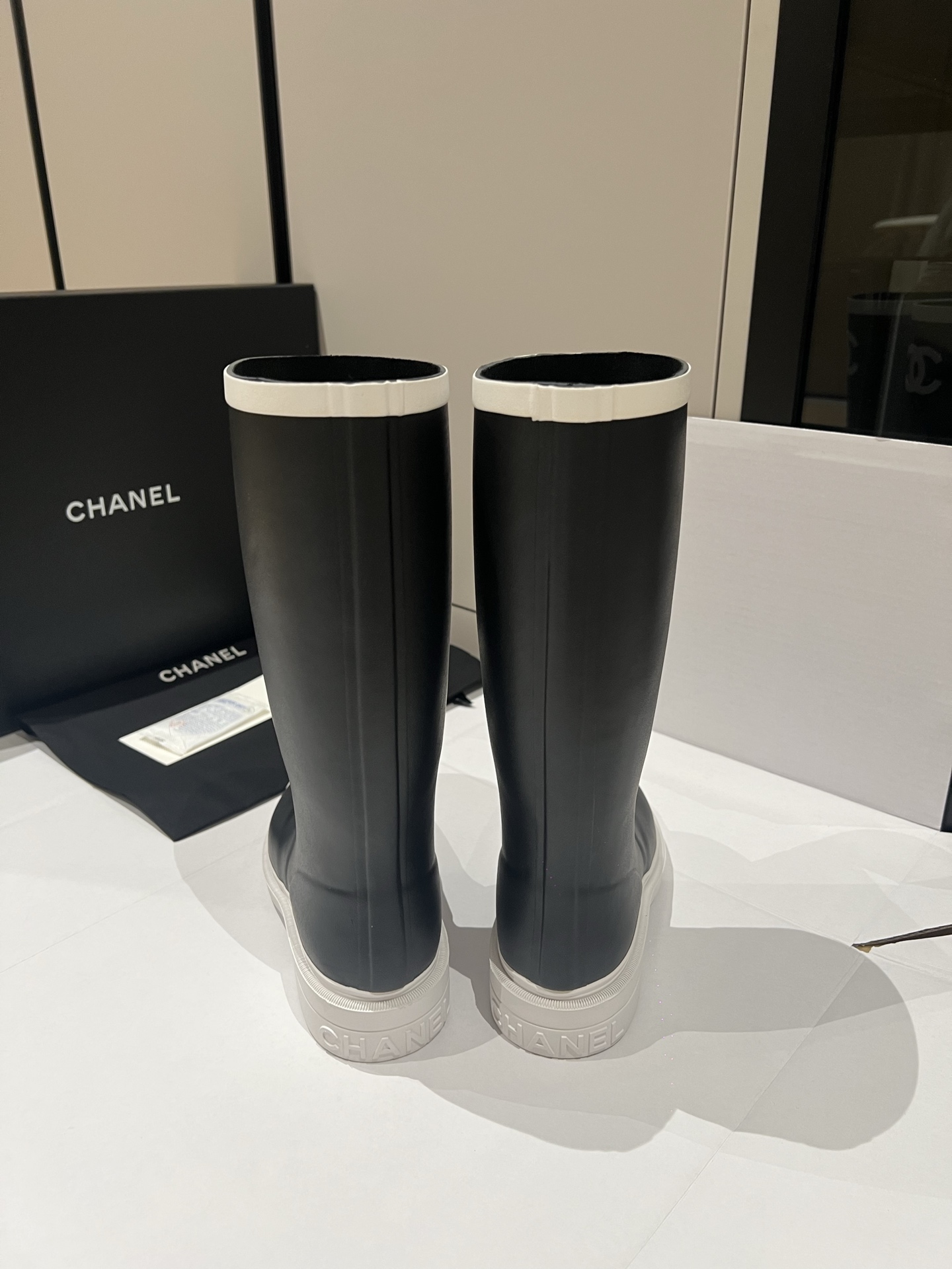 Bagsaaa Ch**el black caoutchouc rubber rain boots with white cap toes