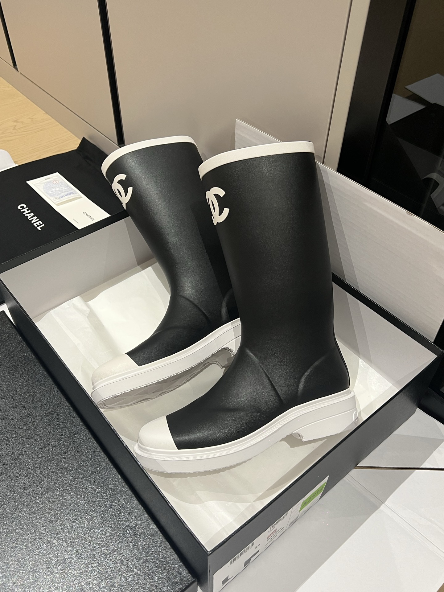Bagsaaa Ch**el black caoutchouc rubber rain boots with white cap toes