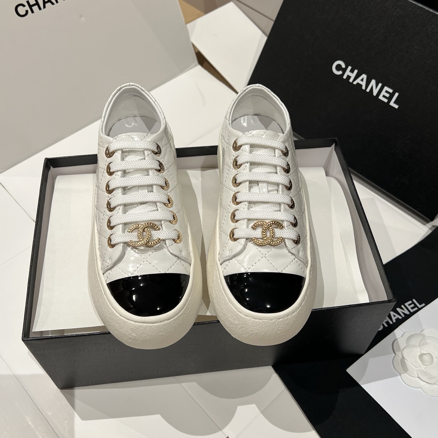 Bagsaaa white patent leather Ch**el low-top sneakers with gold-tone hardware