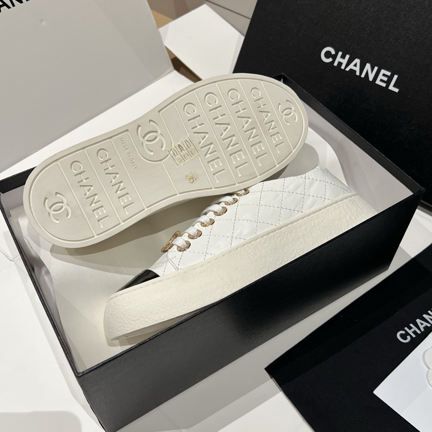 Bagsaaa white patent leather Ch**el low-top sneakers with gold-tone hardware