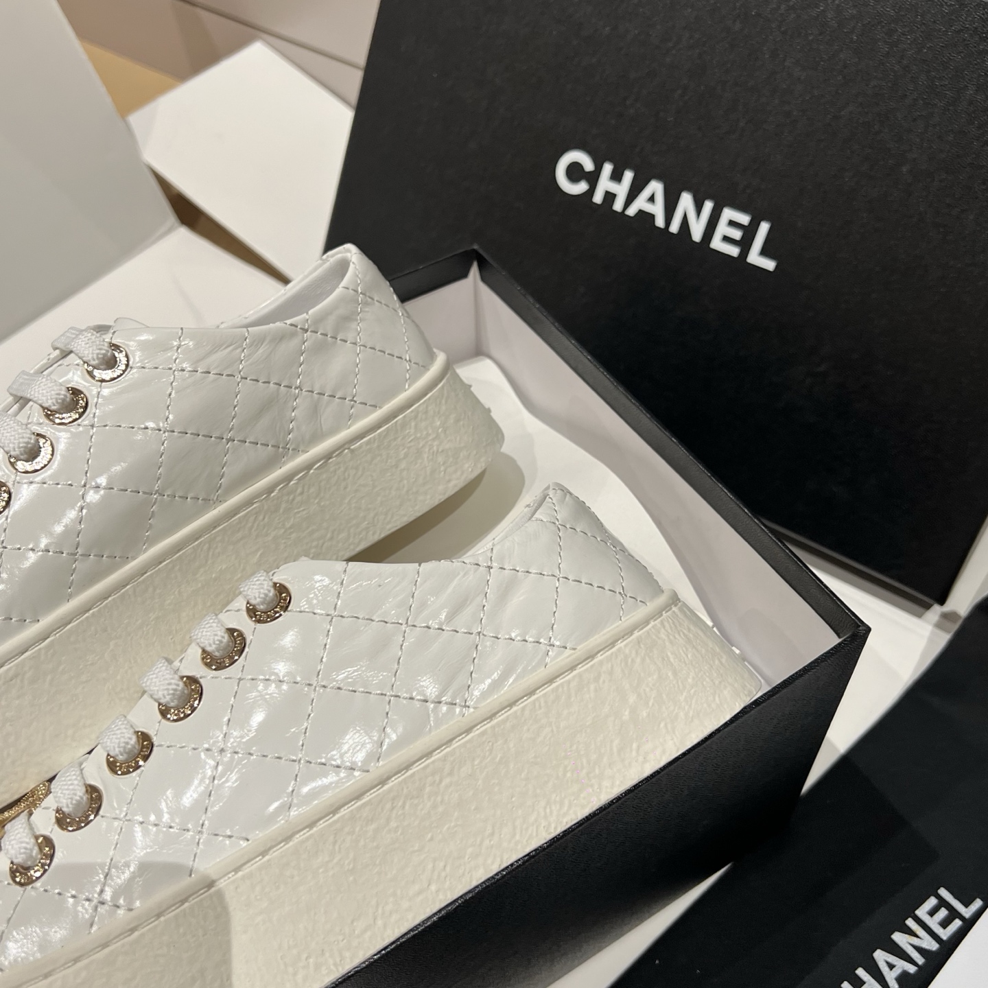 Bagsaaa white patent leather Ch**el low-top sneakers with gold-tone hardware