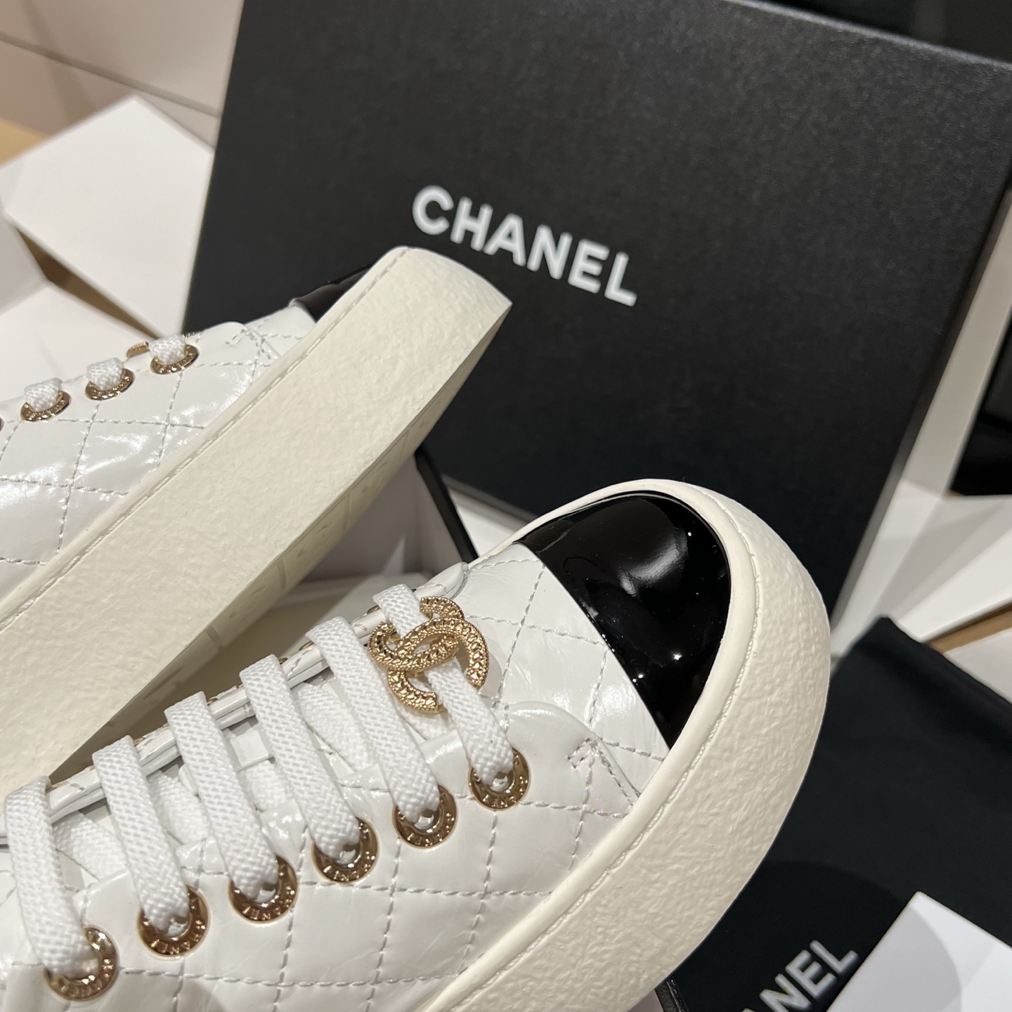 Bagsaaa white patent leather Ch**el low-top sneakers with gold-tone hardware