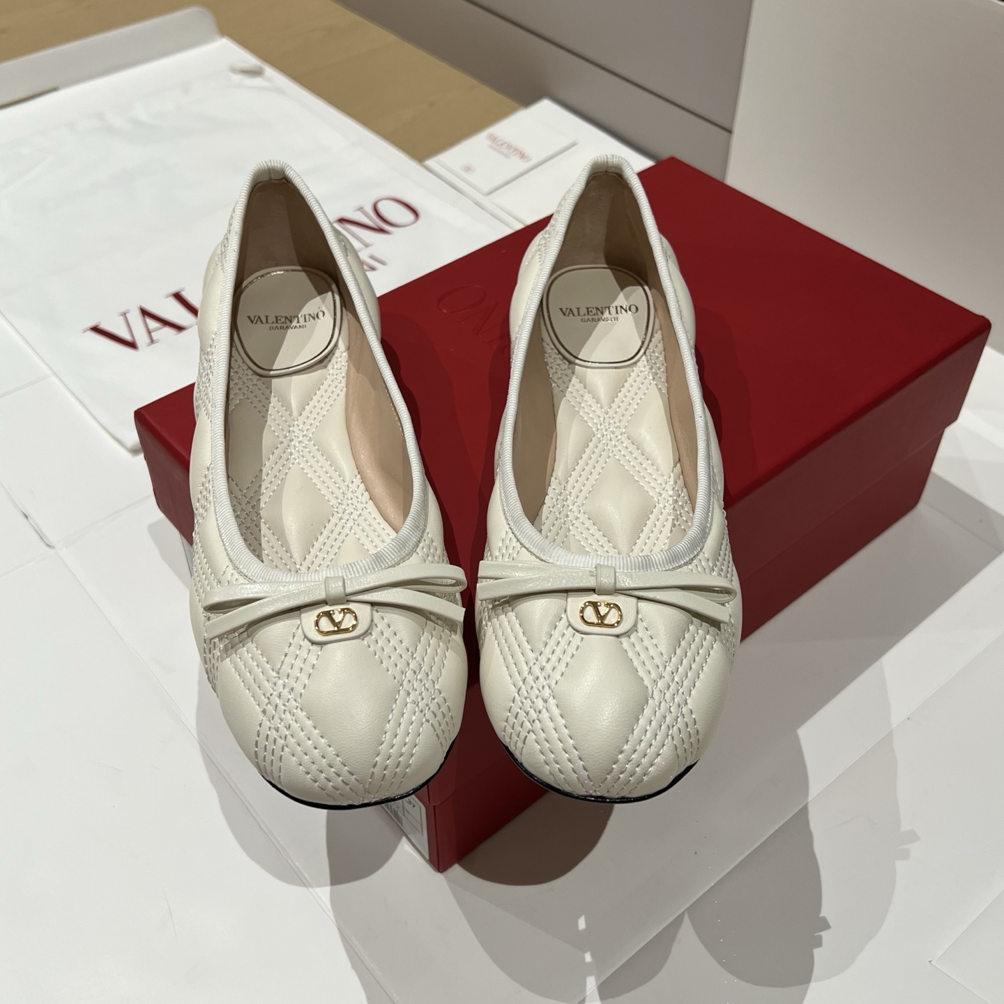 Bagsaaa Va1e*ntin0 Garavani quilted leather ballet flats in white 