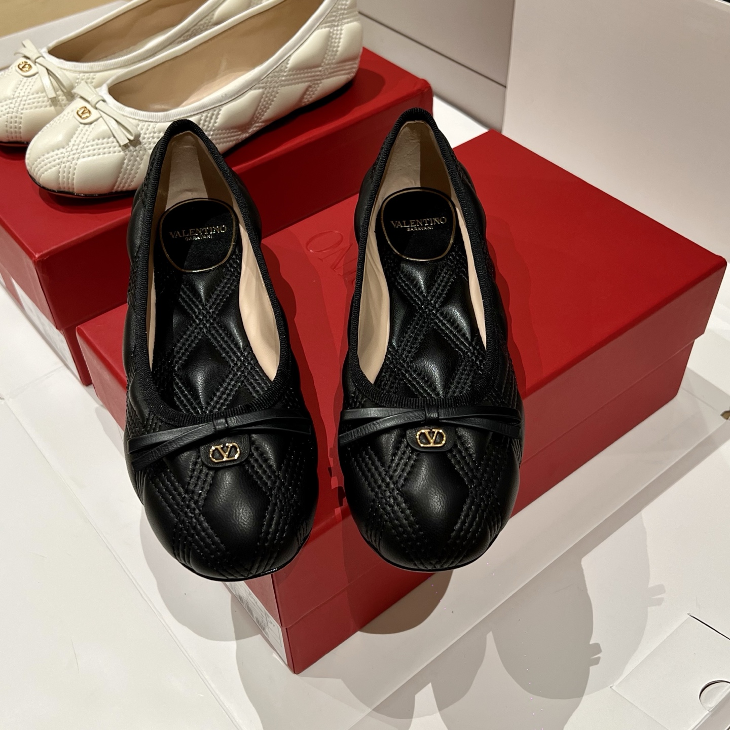 Bagsaaa Va1e*ntin0 Garavani quilted leather ballet flats in black