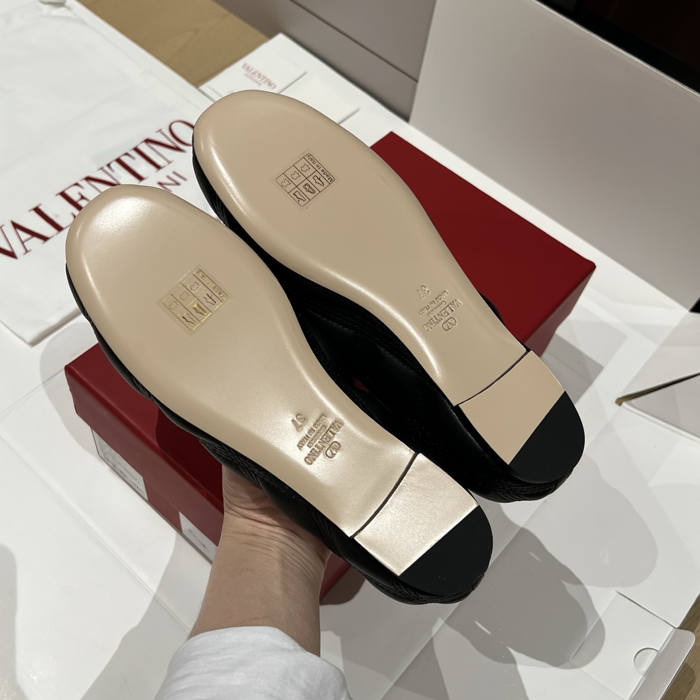 Bagsaaa Va1e*ntin0 Garavani quilted leather ballet flats in black