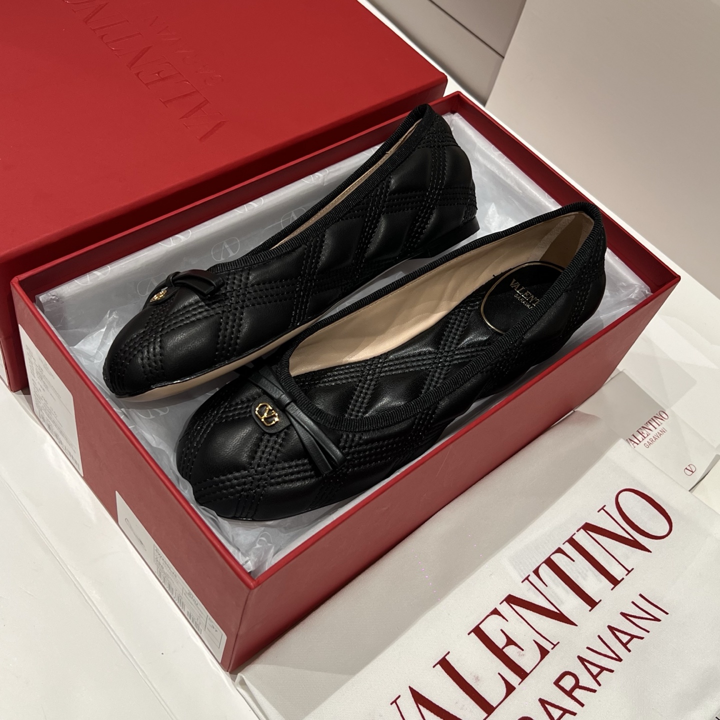 Bagsaaa Va1e*ntin0 Garavani quilted leather ballet flats in black