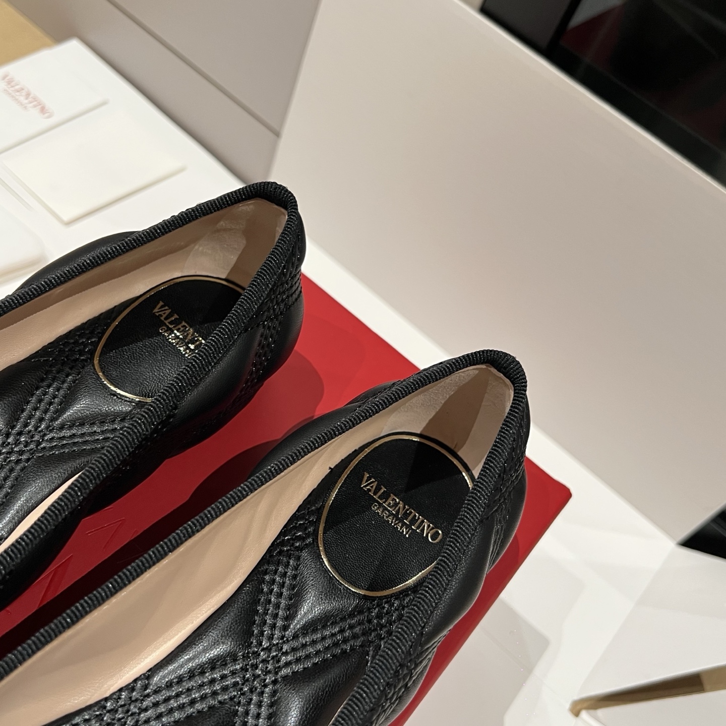 Bagsaaa Va1e*ntin0 Garavani quilted leather ballet flats in black