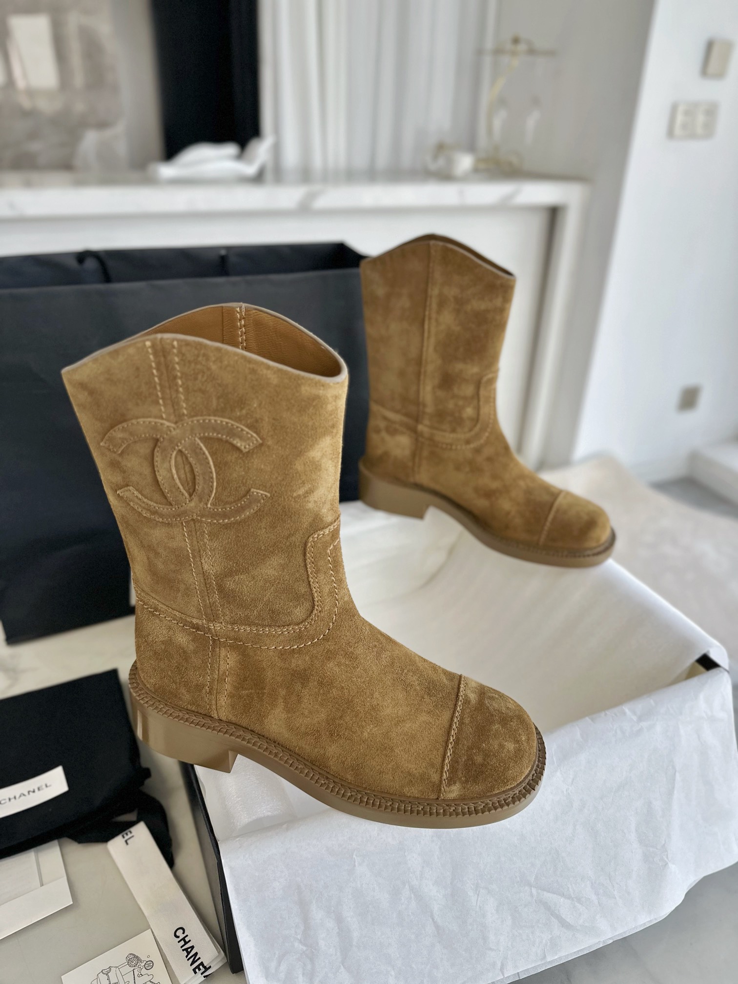 Bagsaaa Ch**el suede boots in brown color