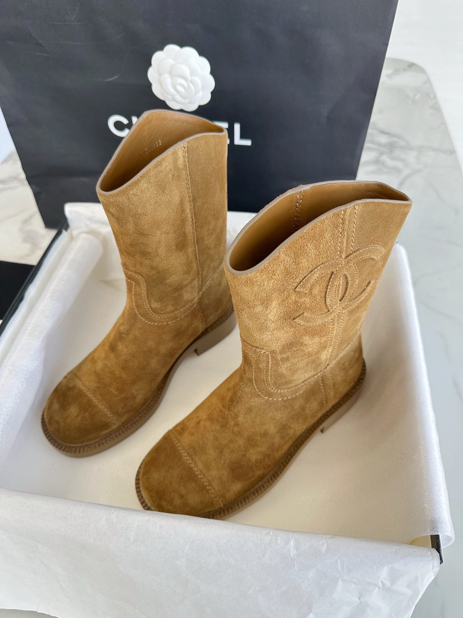 Bagsaaa Ch**el suede boots in brown color