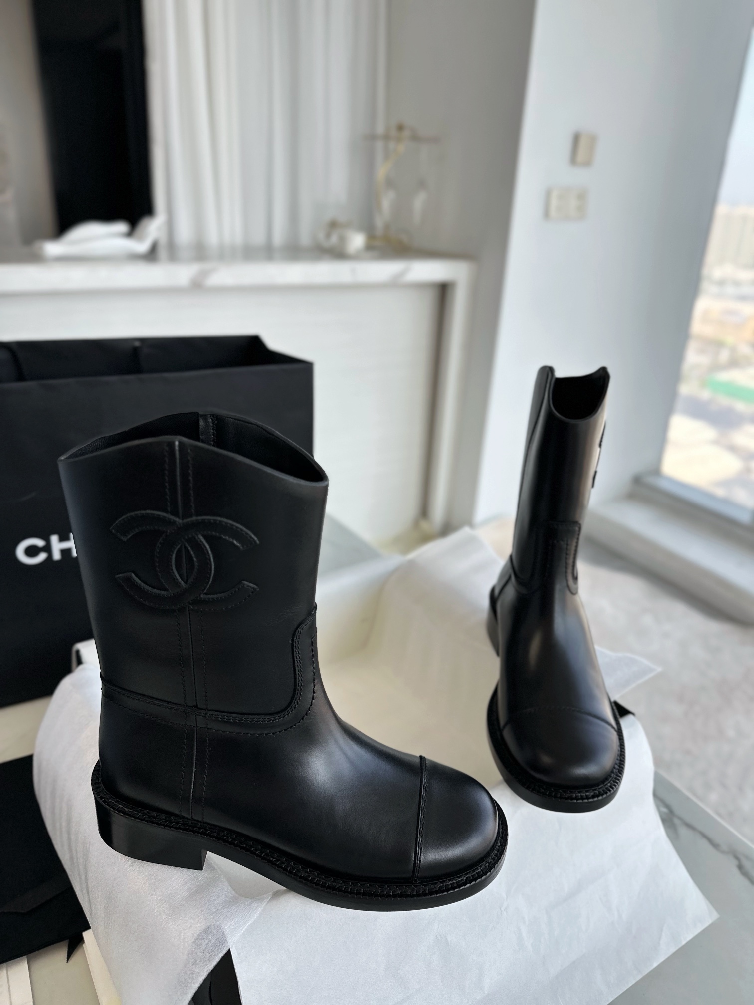 Bagsaaa Ch**el leather boots in black color