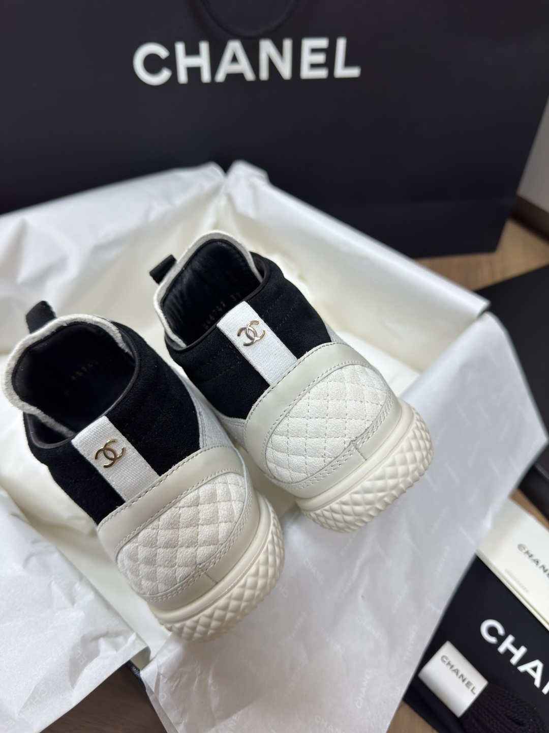Bagsaaa Ch**el calfskin and suede calfskin trainers in white and black