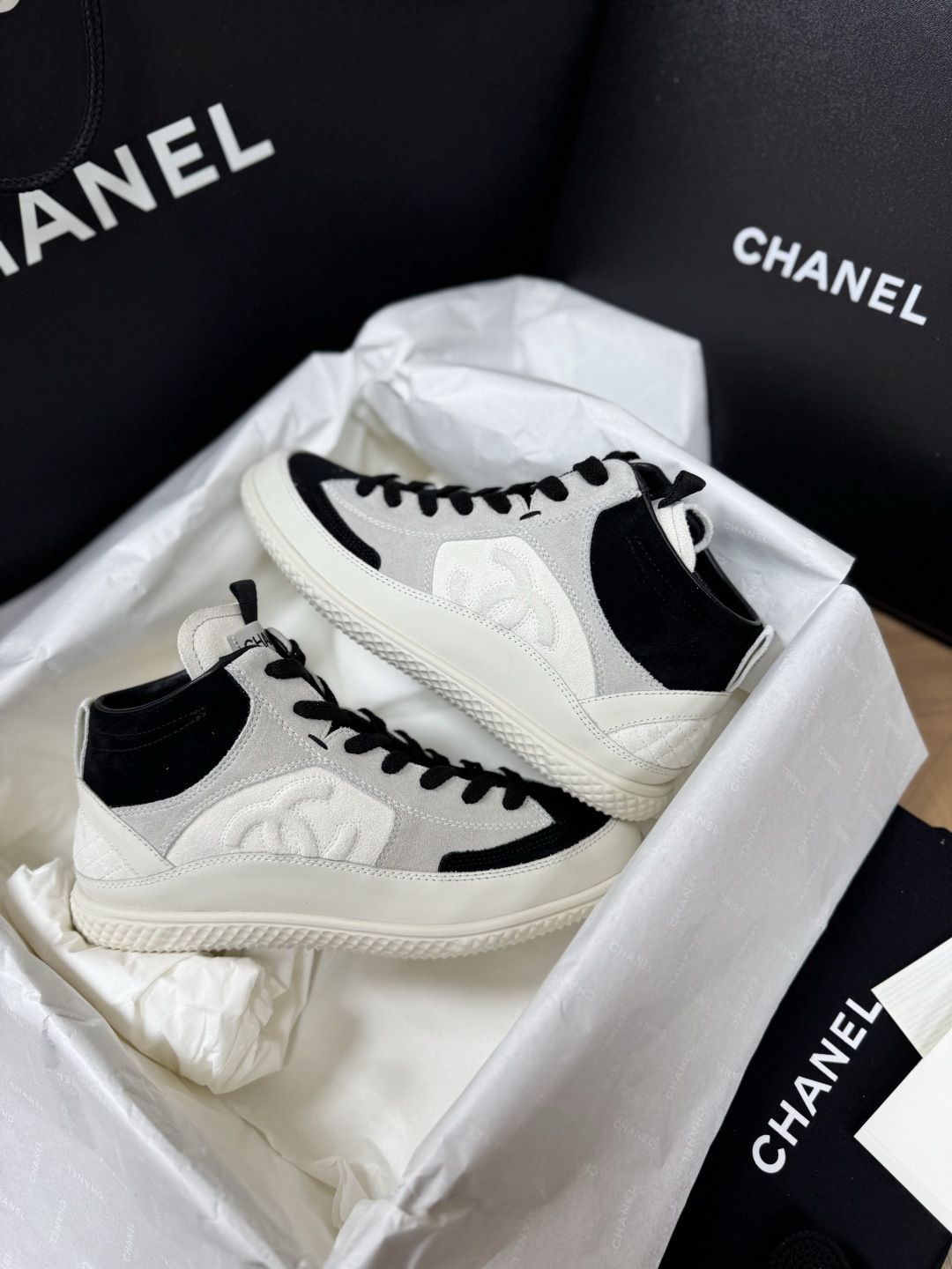 Bagsaaa Ch**el calfskin and suede calfskin trainers in white and black