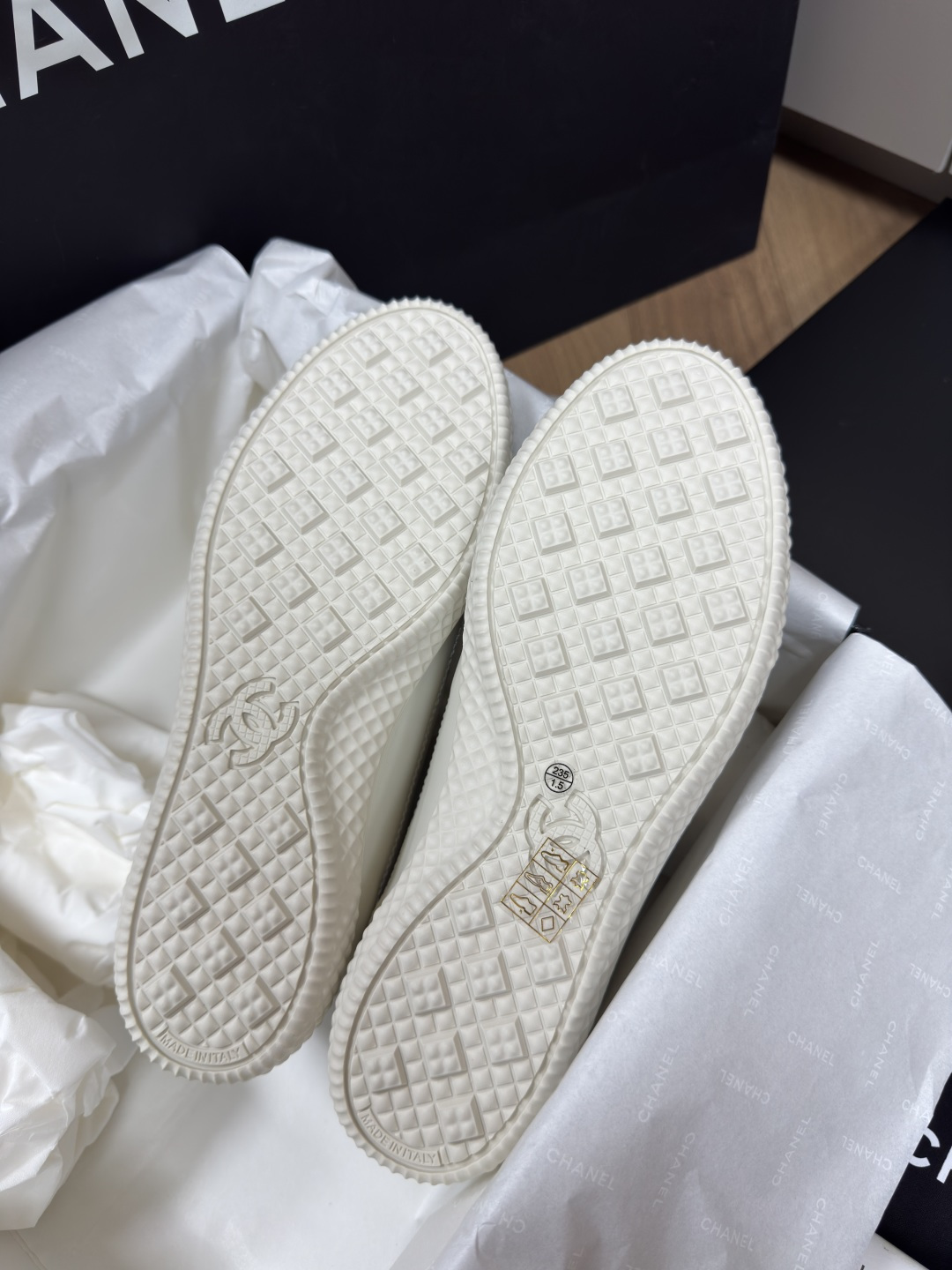 Bagsaaa Ch**el calfskin and suede calfskin trainers in white and black