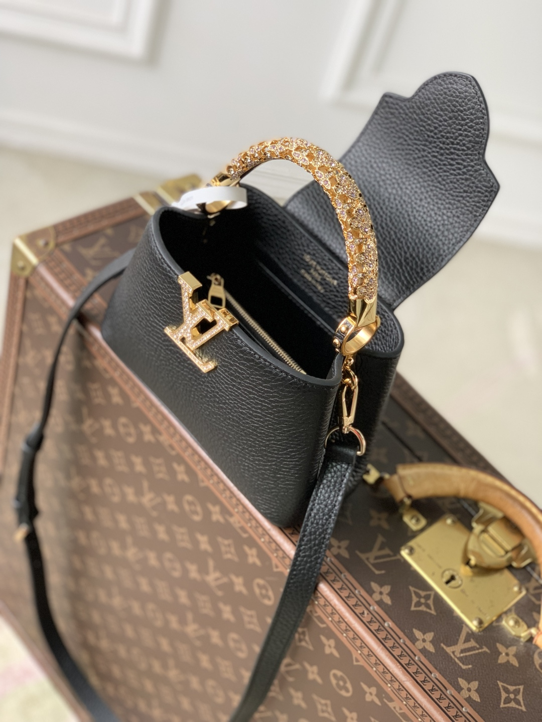Bagsaaa L0vis Vvtt0n Capucines Mini black Taurillon leather with rhinestone-embellished handle - 21cm