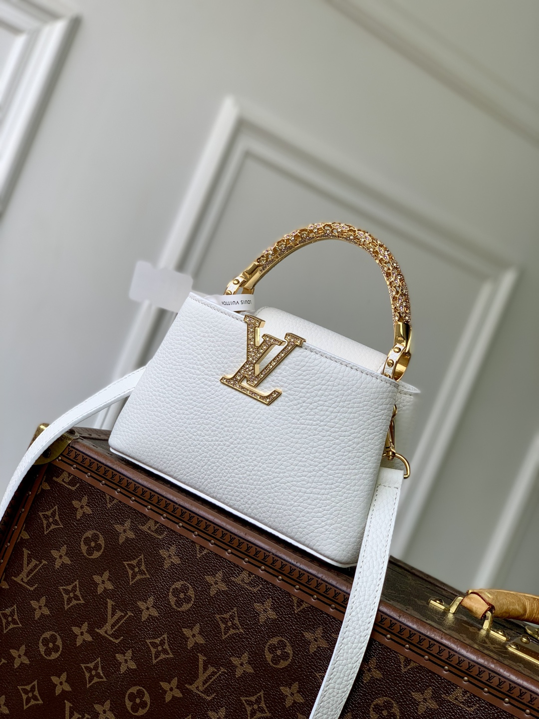 Bagsaaa L0vis Vvtt0n Capucines Mini white Taurillon leather with rhinestone-embellished handle - 21cm