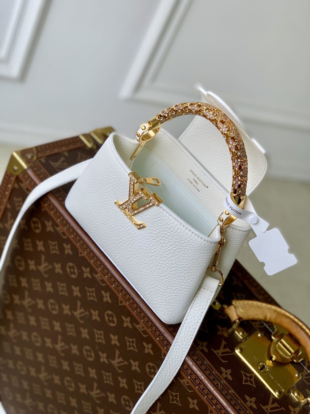 Bagsaaa L0vis Vvtt0n Capucines Mini white Taurillon leather with rhinestone-embellished handle - 21cm
