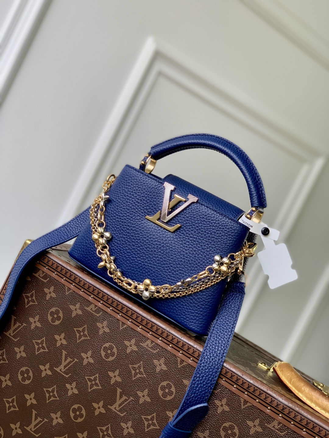 Bagsaaa L0vis Vvtt0n Capucines Mini handbag in blue Taurillon leather with gold - 21cm