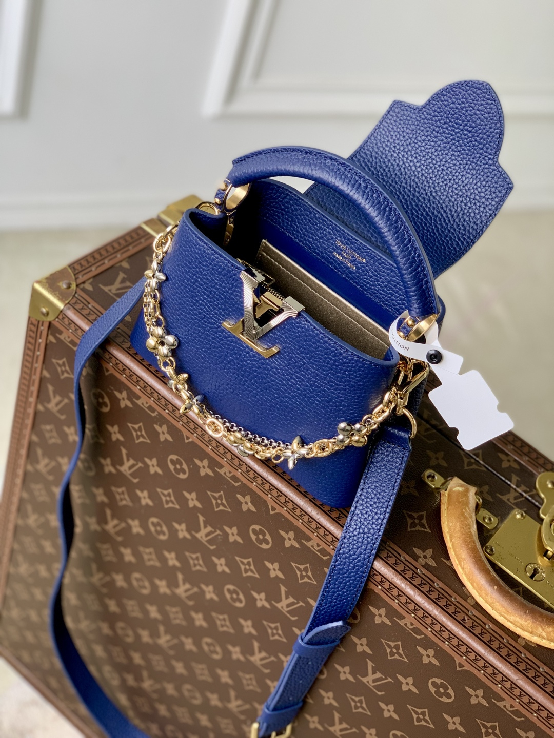 Bagsaaa L0vis Vvtt0n Capucines Mini handbag in blue Taurillon leather with gold - 21cm